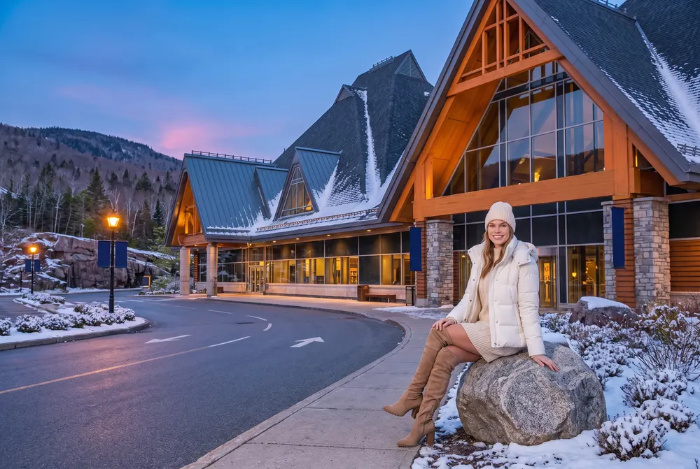 Jeune femme sur un rocher devant le casino au crépuscule