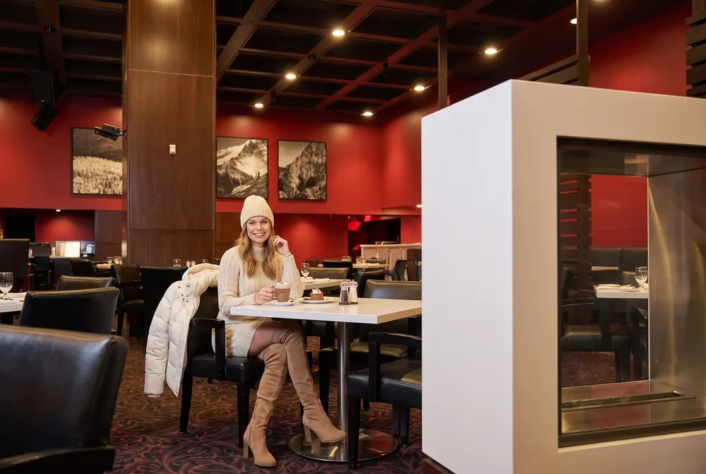 Jeune femme au dessert dans une salle du casino